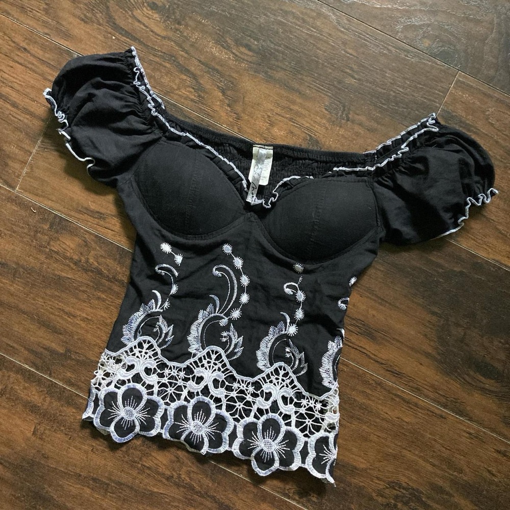 Y2K structured off the shoulder embroidered top
Woman’s small NOA brand